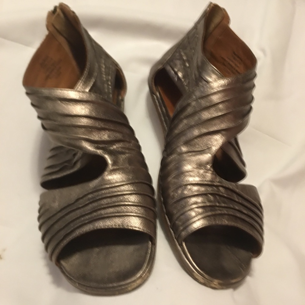 Gentle Souls Metallic Leather Sandals Day Break - Picture 2 of 6